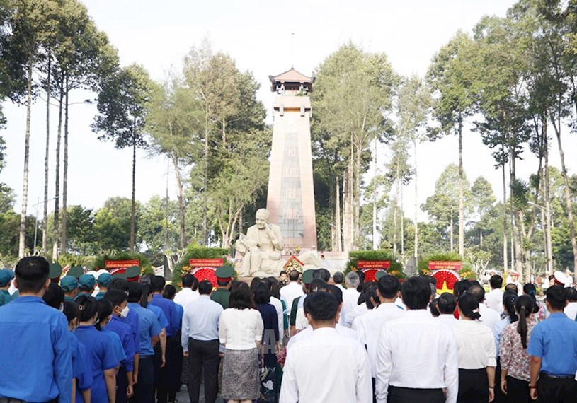 Quang cảnh lễ tưởng niệm tại Nghĩa trang Liệt sĩ huyện Củ Chi, x&atilde; An Nhơn T&acirc;y. Ảnh:&nbsp;LAM KHU&Ecirc;/WEB TH&Agrave;NH ỦY