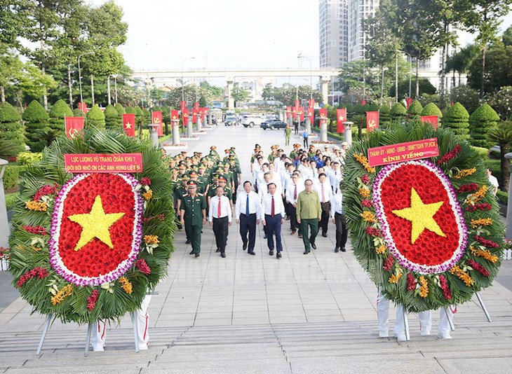 Đo&agrave;n đại biểu TPHCM d&acirc;ng hoa tưởng niệm c&aacute;c anh h&ugrave;ng liệt sĩ tại nghĩa trang liệt sĩ TPHCM - Ảnh: WEB TH&Agrave;NH ỦY