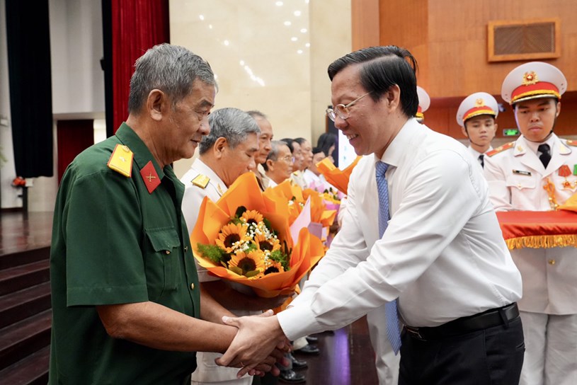 Chủ tịch UBND TP.HCM Phan Văn M&atilde;i trao qu&agrave; cho người c&oacute; c&ocirc;ng ti&ecirc;u biểu - Ảnh: HỮU HẠNH &nbsp;