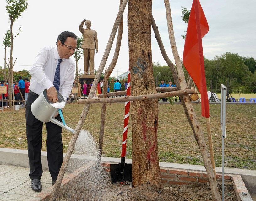 B&iacute; thư Th&agrave;nh ủy TP.HCM Nguyễn Văn N&ecirc;n trồng c&acirc;y trong khu&ocirc;n vi&ecirc;n đền thờ - Ảnh: H.H. &nbsp;