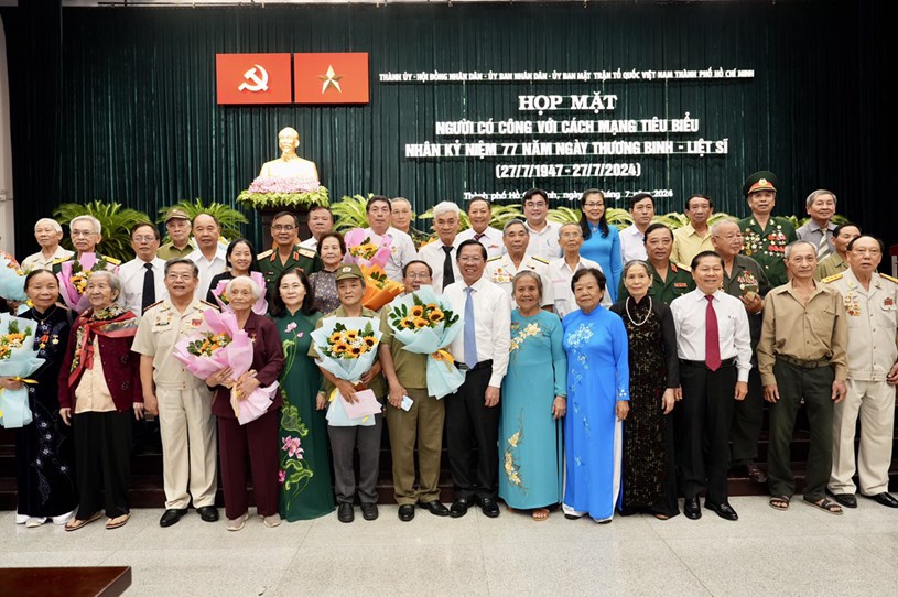 Những phần qu&agrave; l&agrave; tấm l&ograve;ng tri &acirc;n của TP.HCM với c&aacute;c Anh h&ugrave;ng liệt sĩ, c&aacute;c thương binh, bệnh binh, th&acirc;n nh&acirc;n liệt sĩ v&agrave; gia đ&igrave;nh người c&oacute; c&ocirc;ng - Ảnh: HỮU HẠNH &nbsp;