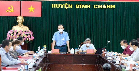 B&iacute; thư Th&agrave;nh ủy TPHCM l&agrave;m việc với huyện B&igrave;nh Ch&aacute;nh (TPHCM) về c&ocirc;ng t&aacute;c ph&ograve;ng, chống dịch Covid-19 tr&ecirc;n địa b&agrave;n. Ảnh: VĂN MINH