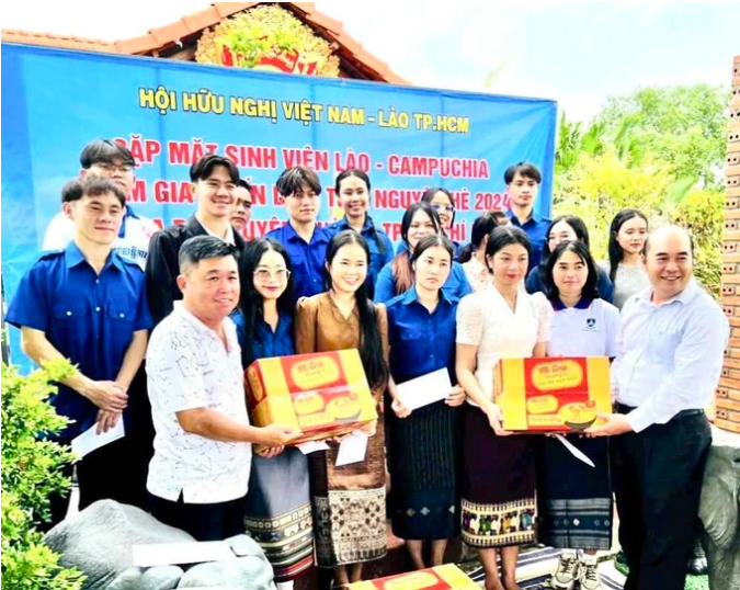 Tặng qu&agrave; sinh vi&ecirc;n L&agrave;o, Campuchia đ&atilde; tham gia Chiến dịch t&igrave;nh nguyện h&egrave; 2024 tại c&aacute;c x&atilde; của huyện Nh&agrave; B&egrave;