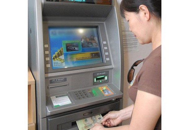 Người lao động sử dụng t&agrave;i khoản c&aacute; nh&acirc;n r&uacute;t tiền tại m&aacute;y ATM -&nbsp; &nbsp;Ảnh:&nbsp; CAO THĂNG