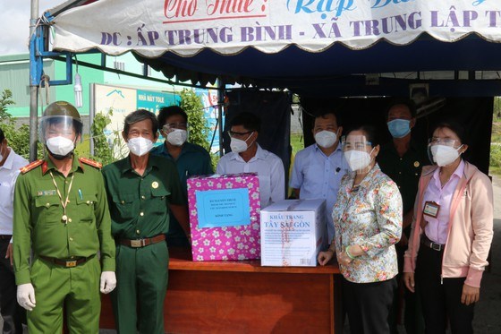 Đồng ch&iacute; Nguyễn Thị Lệ thăm, động vi&ecirc;n c&aacute;c lực lượng tham gia ph&ograve;ng chống dịch Covid-19. Ảnh: LONG HỒ