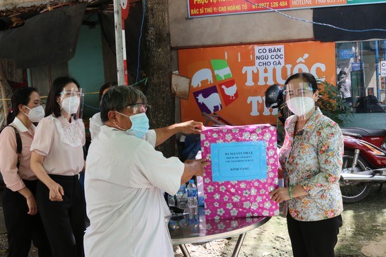 Chủ tịch HĐND TPHCM Nguyễn Thị Lệ trao qu&agrave; tới &ocirc;ng V&otilde; Văn Hẩn, B&iacute; thư chi bộ ấp L&agrave;o T&aacute;o Thượng (x&atilde; Trung Lập Thượng, huyện Củ Chi), người tham gia trực chốt tại số 145 Tỉnh lộ 7, ấp L&agrave;o T&aacute;o Thượng. Ảnh: LONG&nbsp; HỒ