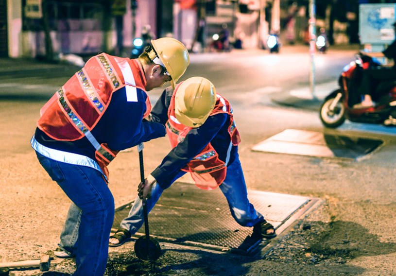 C&ocirc;ng nh&acirc;n ng&agrave;nh nước thực hiện c&ocirc;ng t&aacute;c d&ograve; bể.