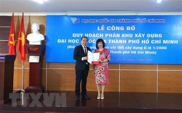 Đại diện Bộ X&acirc;y dựng trao Quyết định ph&ecirc; quyệt Quy hoạch ph&acirc;n khu x&acirc;y dựng Đại học Quốc gia Th&agrave;nh phố Hồ Ch&iacute; Minh cho Đại diện trường. (Ảnh: Thu Ho&agrave;i/TTXVN)