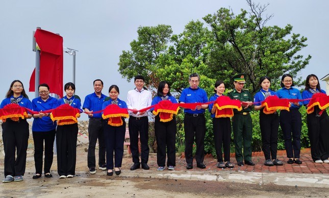 Trong khu&ocirc;n khổ ng&agrave;y hoạt động cao điểm tại huyện đảo Cần Giờ, l&atilde;nh đạo TPHCM c&ugrave;ng c&aacute;c đơn vị đ&atilde; cắt băng&nbsp;kh&aacute;nh th&agrave;nh c&ocirc;ng tr&igrave;nh&nbsp;"Thắp s&aacute;ng đường bi&ecirc;n" dọc bờ k&egrave; thuộc ấp Thạnh H&ograve;a (x&atilde; Thạnh An).