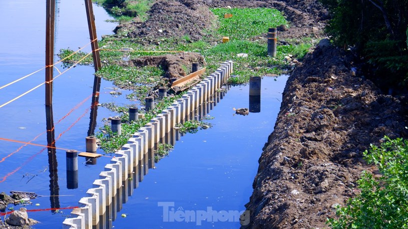 Chủ đầu tư đ&atilde; c&oacute; văn bản kiến nghị UBND TPHCM giao c&aacute;c địa phương đẩy nhanh tiến độ b&agrave;n giao mặt bằng trước ng&agrave;y 15/8 để triển khai dự &aacute;n kịp tiến độ y&ecirc;u cầu. Ảnh:&nbsp;Đoạn bờ k&egrave; đoạn qua phường An Lạc, quận B&igrave;nh T&acirc;n đang dần h&igrave;nh th&agrave;nh.