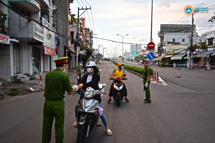 Lực lượng chức năng kiểm tra giấy tờ người tham gia giao th&ocirc;ng đoạn qua cầu Nhị Thi&ecirc;n Đường, Quận 8 (Quốc Việt - HCDC)