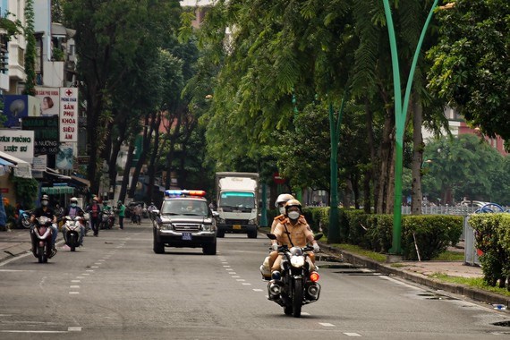 C&ocirc;ng an quận 3, TPHCM tuần tra kiểm so&aacute;t ở tr&ecirc;n địa b&agrave;n. Ảnh: CH&Iacute; THẠCH