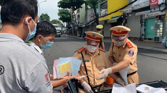 C&ocirc;ng an quận 3 tuần tra lưu động kiểm tra ngẫu nhi&ecirc;n với người tham gia lưu th&ocirc;ng tr&ecirc;n địa b&agrave;n. Ảnh: CH&Iacute; THẠCH&nbsp;