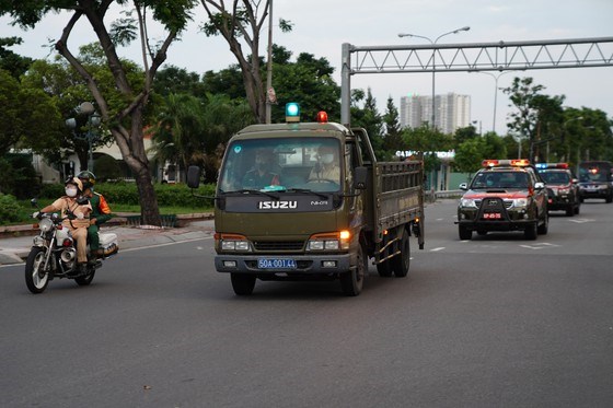 C&ocirc;ng an TPHCM phối hợp c&ugrave;ng lực lượng qu&acirc;n sự TP tăng cường&nbsp;c&aacute;c biện ph&aacute;p nhằm thực hiện hiệu quả gi&atilde;n c&aacute;ch x&atilde; hội tr&ecirc;n địa b&agrave;n. Ảnh: CH&Iacute; THẠCH&nbsp;&nbsp;