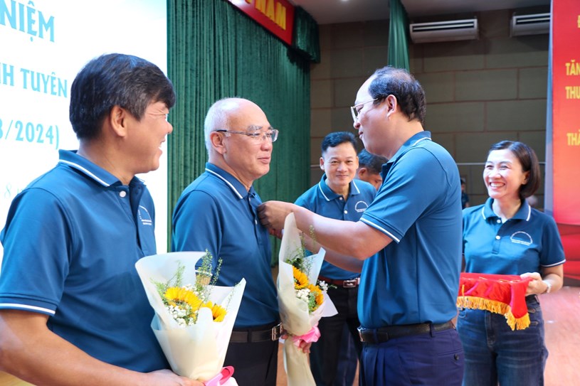 Dịp n&agrave;y, TP HCM c&oacute; 29 c&aacute; nh&acirc;n được Ban Tuy&ecirc;n gi&aacute;o Trung ương tặng kỷ niệm chương "V&igrave; sự nghiệp tuy&ecirc;n gi&aacute;o của Đảng" &nbsp;