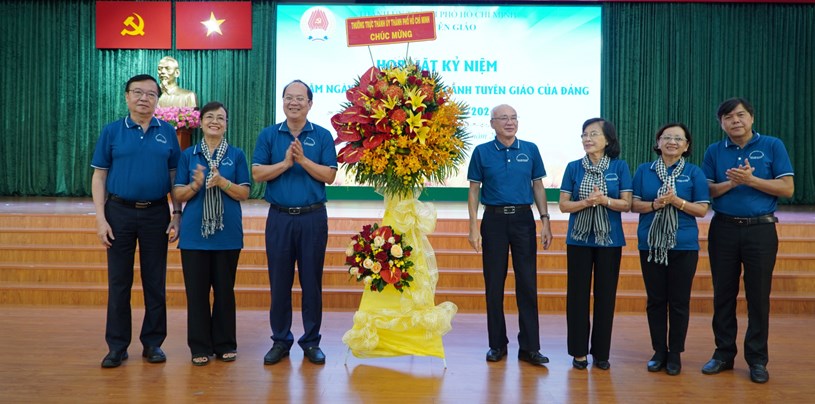 Ph&oacute; B&iacute; thư Thường trực Th&agrave;nh ủy TP HCM Nguyễn Hồ Hải tặng hoa ch&uacute;c mừng l&atilde;nh đạo, nguy&ecirc;n l&atilde;nh đạo ng&agrave;nh Tuy&ecirc;n gi&aacute;o của TP HCM &nbsp;