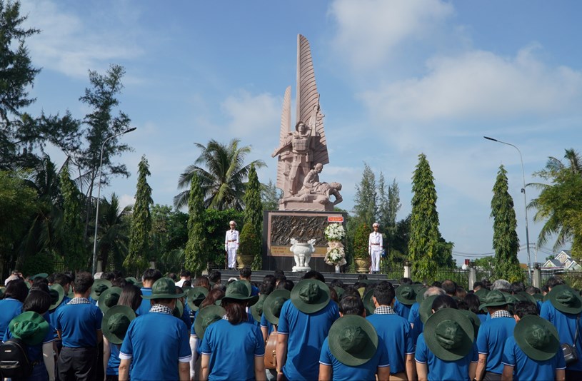 Đại biểu Đo&agrave;n Ban Tuy&ecirc;n gi&aacute;o Th&agrave;nh ủy TP HCM tưởng nhớ c&aacute;c anh h&ugrave;ng liệt sĩ &nbsp;