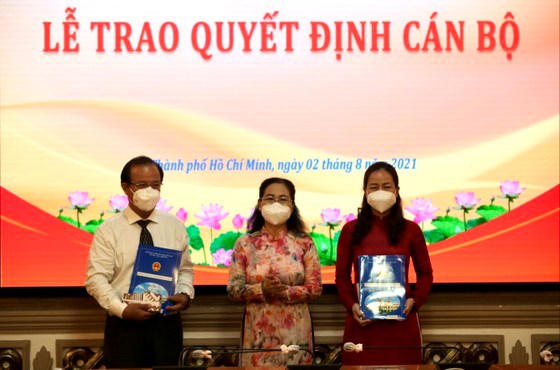 Chủ tịch HĐND TPHCM Nguyễn Thị Lệ (giữa) trao quyết định bổ nhiệm đồng ch&iacute; Đỗ Thị Minh Qu&acirc;n (phải) giữ chức vụ Ch&aacute;nh Văn ph&ograve;ng Đo&agrave;n ĐBQH v&agrave; HĐND TPHCM v&agrave; đồng ch&iacute; Nguyễn Tấn Tuyến giữ chức vụ ph&oacute; Ch&aacute;nh Văn ph&ograve;ng Đo&agrave;n ĐBQH v&agrave; HĐND TPHCM. Ảnh: DŨNG PHƯƠNG