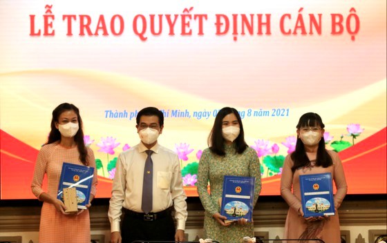 Ph&oacute; Chủ tịch HĐND TPHCM Nguyễn Văn Dũng trao quyết định tới c&aacute;c đồng ch&iacute; Nguyễn Thị Thanh Tr&uacute;c, Nguyễn Thị Nga v&agrave; Ch&acirc;u Trương Ho&agrave;ng Thảo. Ảnh: DŨNG PHƯƠNG