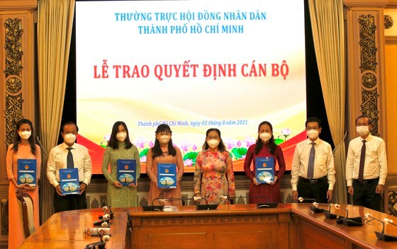 B&iacute; thư Đảng đo&agrave;n HĐND TPHCM Nguyễn Thị Lệ c&ugrave;ng c&aacute;c đồng ch&iacute; trong Đảng đo&agrave;n HĐND TPHCM nhiệm kỳ 2021-2026. Ảnh: DŨNG PHƯƠNG