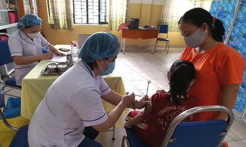 Trẻ ở huyện H&oacute;c M&ocirc;n, TP.HCM đang được ti&ecirc;m vaccine ngừa COVID-19. Ảnh: HCDC