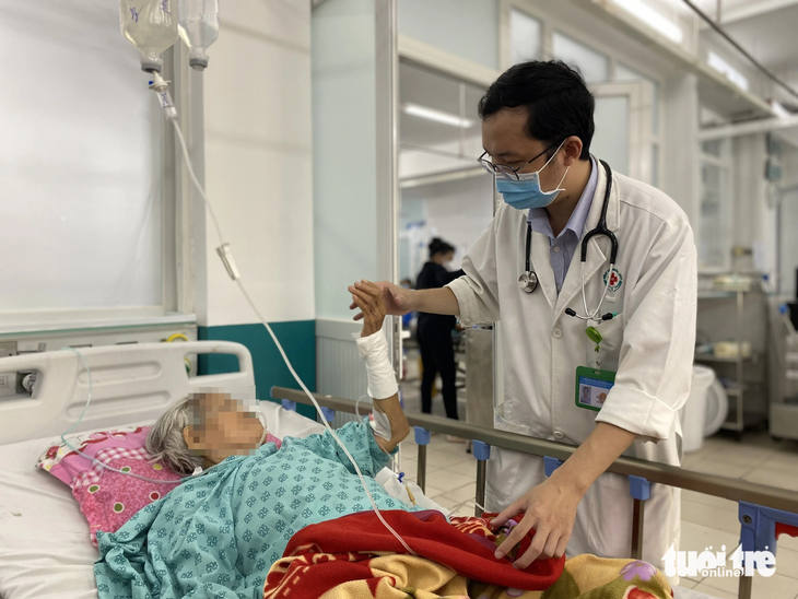 Bệnh nh&acirc;n từng bị đột quỵ được điều trị tại khoa bệnh l&yacute; mạch m&aacute;u n&atilde;o Bệnh viện Nh&acirc;n d&acirc;n 115 (TP.HCM) - Ảnh: XU&Acirc;N MAI