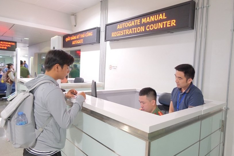 Kh&aacute;ch l&agrave;m thủ tục nhập cảnh tại Cảng h&agrave;ng kh&ocirc;ng quốc tế T&acirc;n Sơn Nhất. Ảnh: HM
