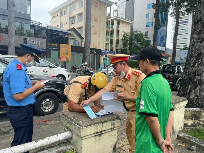 C&aacute;c đơn vị chức năng kiểm tra giấy tờ của nh&agrave; xe chở kh&aacute;ch theo hợp đồng tại quận 3.