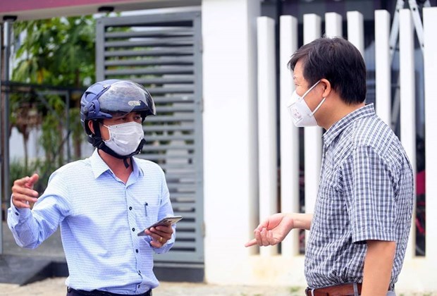 Ph&oacute; gi&aacute;o sư Trần Như Dương (phải), Ph&oacute; Viện trưởng Viện Vệ sinh dịch tễ Trung ương c&oacute; mặt ngay những ng&agrave;y đầu xuất hiện ca bệnh đầu ti&ecirc;n ở Đ&agrave; Nẵng. (Ảnh: PV/Vietnam+)