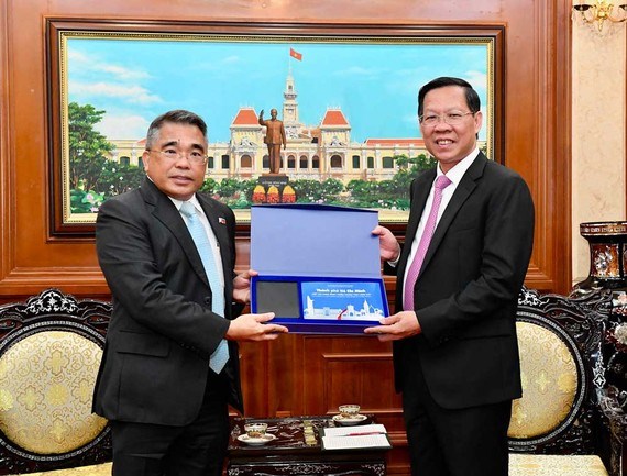 Chủ tịch UBND TPHCM Phan Văn M&atilde;i tặng qu&agrave; lưu niệm Đại sứ Philippine Meynardo LB. Montealegre. Ảnh: VIỆT DŨNG
