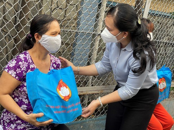 B&agrave; Nguyễn Thanh Xu&acirc;n, Chủ tịch Hội N&ocirc;ng d&acirc;n TPHCM tặng qu&agrave; cho c&aacute;c hộ d&acirc;n khu vực "v&ugrave;ng xanh" quận Ph&uacute; Nhuận