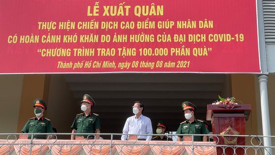 Đồng ch&iacute; Phan Văn M&atilde;i, Ph&oacute; B&iacute; thư Thường trực Th&agrave;nh ủy TPHCM c&ugrave;ng l&atilde;nh đạo c&aacute;c ban ng&agrave;nh, đo&agrave;n thể TPHCM v&agrave; l&atilde;nh đạo Qu&acirc;n khu 7, Bộ Tư lệnh TPHCM. Ảnh: VĂN MINH