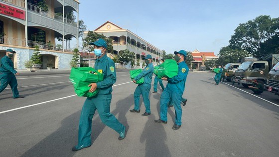 Đồng ch&iacute; Phan Văn M&atilde;i đ&aacute;nh gi&aacute;, đ&acirc;y l&agrave; việc l&agrave;m rất nh&acirc;n văn, rất c&oacute; &yacute; nghĩa thể hiện tinh thần tương th&acirc;n tương &aacute;i, đo&agrave;n kết gắn b&oacute; giữa qu&acirc;n với d&acirc;n. Ảnh: VĂN MINH