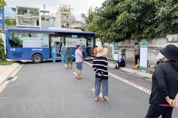 Người d&acirc;n Th&agrave;nh phố Hồ Ch&iacute; Minh xếp h&agrave;ng mua sắm tại xe bu&yacute;t b&aacute;n h&agrave;ng b&igrave;nh ổn. (Ảnh: TTXVN ph&aacute;t)