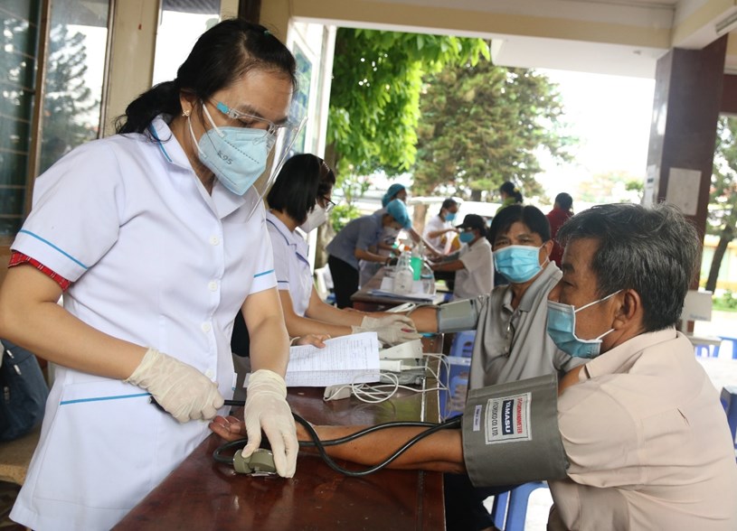 Thực hiện kh&aacute;m s&agrave;ng lọc trước ti&ecirc;m vắc-xin ph&ograve;ng COVID-19 cho người d&acirc;n tại th&agrave;nh phố Thủ Đức khu vực II (Văn T&ugrave;ng - Trung t&acirc;m Y tế th&agrave;nh phố Thủ Đức)