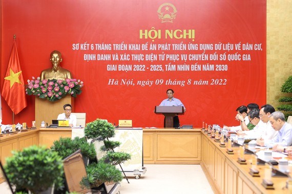 Thủ tướng Phạm Minh Ch&iacute;nh, Chủ tịch Ủy ban Quốc gia về chuyển đổi số chủ tr&igrave; hội nghị. ẢNH: VIẾT CHUNG