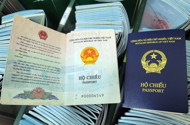 Mẫu hộ chiếu mới có bìa màu xanh tím than (Nguồn: VGP)