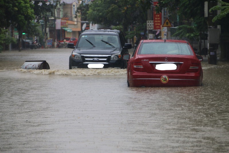 T&agrave;i xế n&ecirc;n di chuyển chậm quan s&aacute;t mức ngập nước, đều ga v&agrave; giữ số thấp để vượt qua đường&nbsp;ngập nước. (Ảnh minh hoạ)