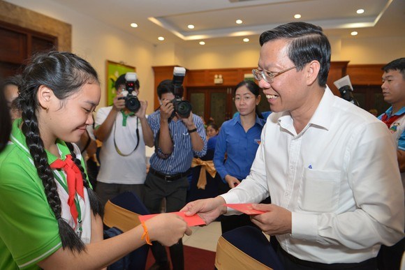 Chủ tịch UBND TPHCM Phan Văn Mãi tặng quà các em thiếu nhi. Ảnh: CAO THĂNG
