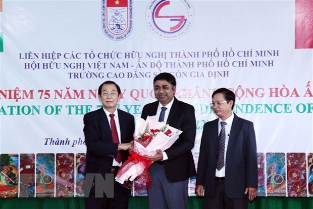Ông Huỳnh Thành Lập (ngoài cùng bên trái), Chủ tịch Hội hữu nghị Việt Nam-Ấn Độ Thành phố Hồ Chí Minh, tặng hoa chúc mừng Tổng Lãnh sự Ấn Độ tại Thành phố Hồ Chí Minh Madan Mohan Sethi (giữa) tại buổi lễ. (Ảnh: Xuân Khu/TTXVN)