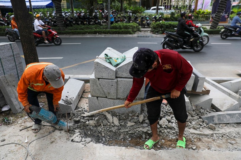 Quận trung t&acirc;m th&agrave;nh phố hiện c&oacute; 155 tuyến đường, vỉa h&egrave; đủ điều kiện tổ chức sử dụng tạm một phần l&agrave;m điểm giữ xe, kinh doanh dịch vụ, mua, b&aacute;n h&agrave;ng h&oacute;a c&oacute; thu ph&iacute; v&agrave; kh&ocirc;ng thu ph&iacute;.