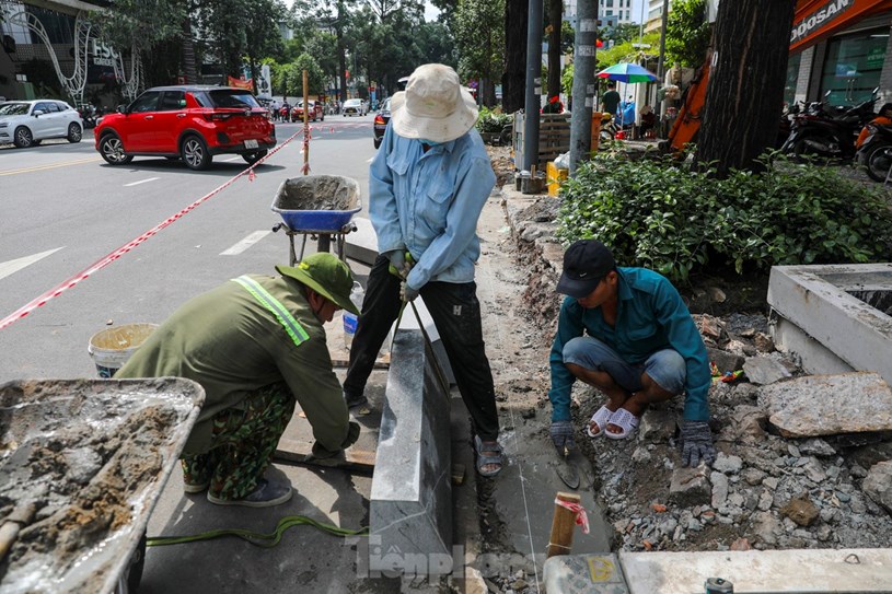 Đầu th&aacute;ng 8, lớp gạch cũ tr&ecirc;n vỉa h&egrave; đường Phạm Ngọc Thạch - Nguyễn Văn Chi&ecirc;m được dỡ bỏ, nền được tr&aacute;m đ&aacute; dăm trước khi l&aacute;t đ&aacute; granite.