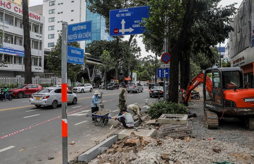 Trước t&igrave;nh trạng nhiều vỉa h&egrave; tại c&aacute;c tuyến đường trung t&acirc;m TPHCM xuống cấp, gạch nứt vỡ, bong tr&oacute;c, g&acirc;y ảnh hưởng đến việc đi lại của người d&acirc;n v&agrave; mất mỹ quan đ&ocirc; thị, UBND&nbsp;quận 1&nbsp;đ&atilde; tiến h&agrave;nh cải tạo, chỉnh trang nhiều đoạn vỉa h&egrave;, g&oacute;p phần l&agrave;m thay đổi diện mạo khu vực trung t&acirc;m th&agrave;nh phố.