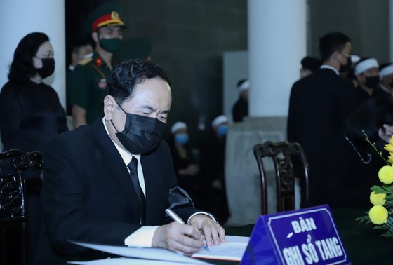 Chủ tịch Ủy ban Trung ương Mặt Trận Tổ quốc Việt Nam Trần Thanh Mẫn ghi sổ tang. Ảnh VIẾT CHUNG