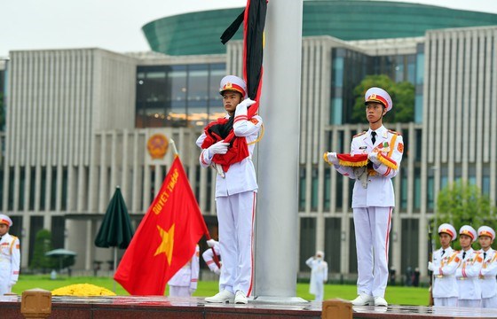 Nghi lễ treo băng tang l&ecirc;n l&aacute; quốc kỳ tại quảng trường Ba Đ&igrave;nh, trước Lăng Chủ tịch Hồ Ch&iacute; Minh. Ảnh VIẾT CHUNG