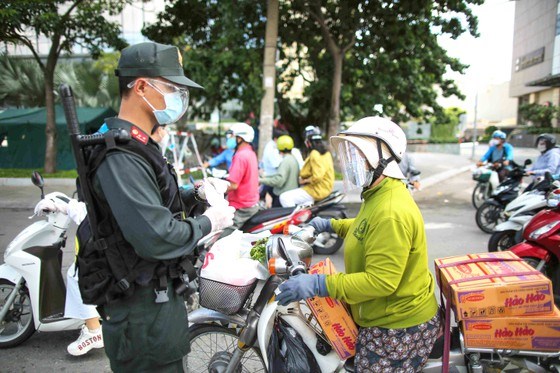 Cảnh s&aacute;t giao th&ocirc;ng, cảnh s&aacute;t cơ động tham gia kiểm so&aacute;t tại c&aacute;c chốt