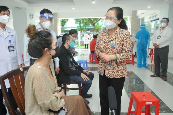 Đồng ch&iacute; Nguyễn Thị Lệ thăm hỏi người d&acirc;n ti&ecirc;m vaccine ph&ograve;ng Covid-19 tại Trung t&acirc;m y tế quận 3. Ảnh: CAO THĂNG