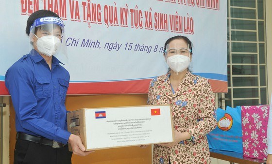 Chủ tịch HĐND TPHCM Nguyễn Thị Lệ thăm hỏi, tặng qu&agrave; sinh vi&ecirc;n L&agrave;o. Ảnh: CAO THĂNG