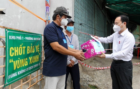 Đồng ch&iacute; Nguyễn Văn Hiếu tặng qu&agrave; lực lượng trực chốt bảo vệ "v&ugrave;ng xanh" Khu phố 7, phường An Kh&aacute;nh. Ảnh: HO&Agrave;NG H&Ugrave;NG