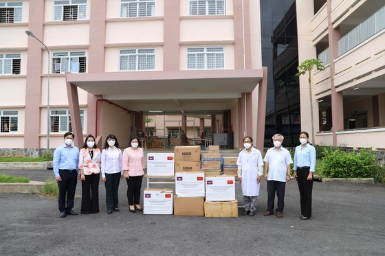 Đồng ch&iacute; Văn Thị Bạch Tuyết đến thăm, động vi&ecirc;n lực lượng tuyến đầu chống dịch tại cơ sở c&aacute;ch ly tập trung ở huyện Nh&agrave; B&egrave;&nbsp;